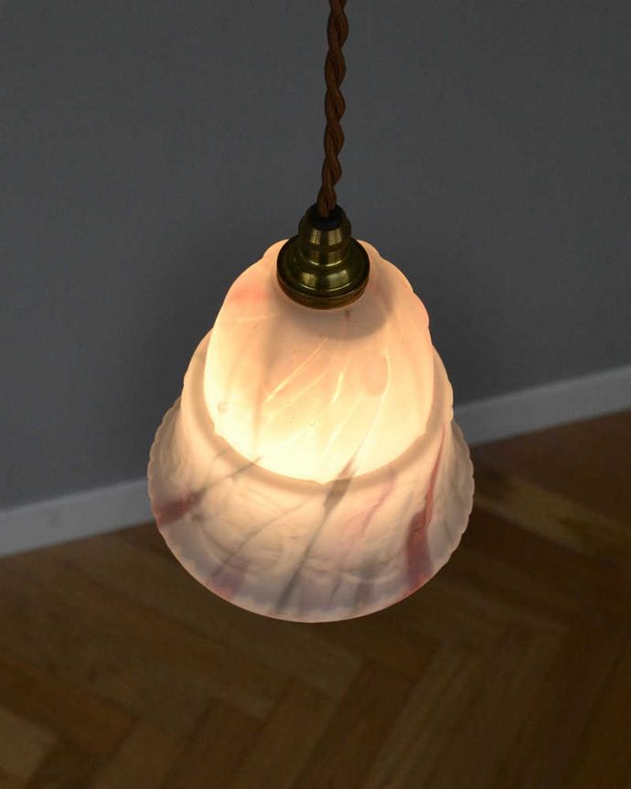 ペンダントライト　照明・ライティング　高級感のあるアンティーク照明、やわらかなカラーのペンダントライト（コード・シャンデリア電球付き）。。(k-2215-z)