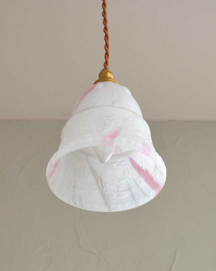 ペンダントライト　照明・ライティング　高級感のあるアンティーク照明、やわらかなカラーのペンダントライト（コード・シャンデリア電球付き）。。(k-2215-z)