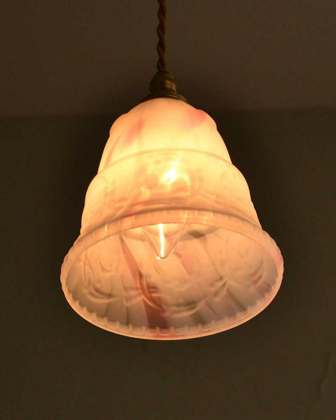 ペンダントライト　照明・ライティング　高級感のあるアンティーク照明、やわらかなカラーのペンダントライト（コード・シャンデリア電球付き）。。(k-2215-z)