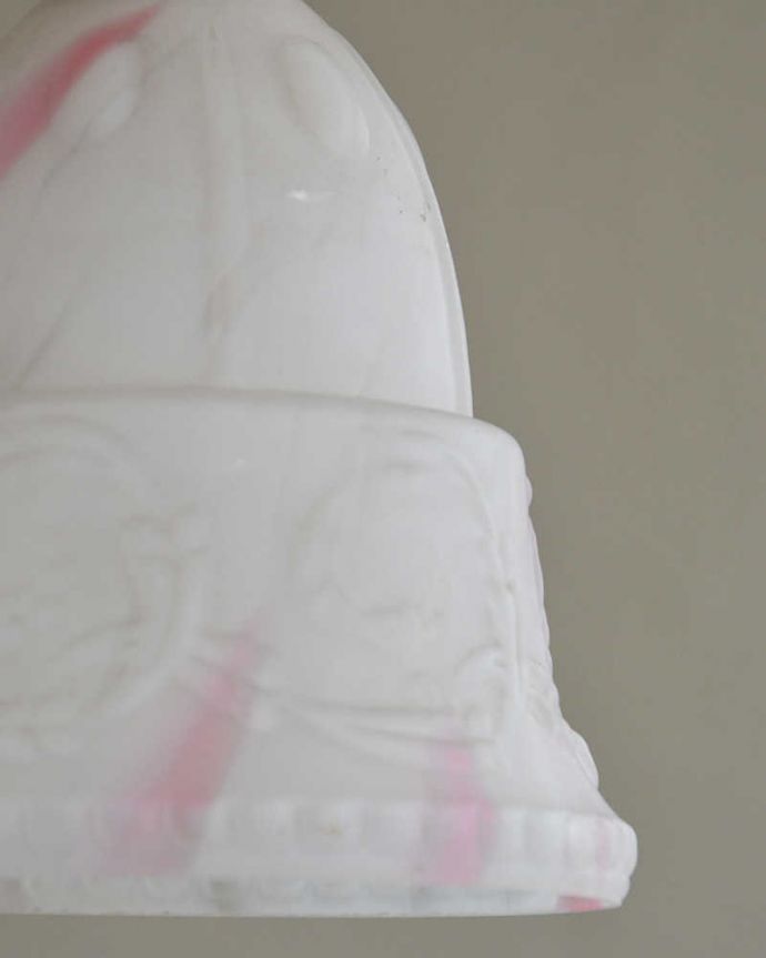 ペンダントライト　照明・ライティング　高級感のあるアンティーク照明、やわらかなカラーのペンダントライト（コード・シャンデリア電球付き）。。(k-2215-z)