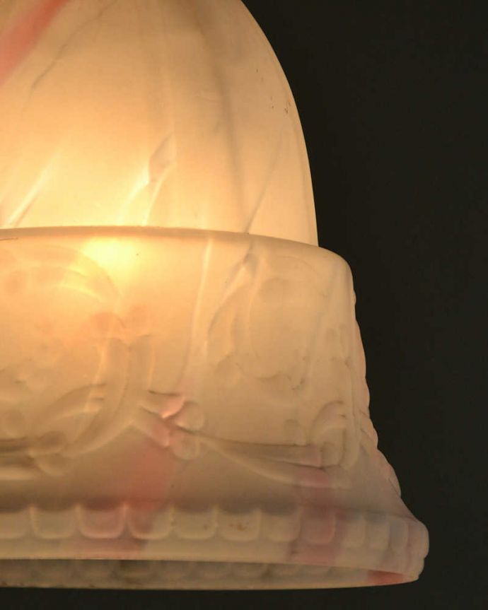 ペンダントライト　照明・ライティング　高級感のあるアンティーク照明、やわらかなカラーのペンダントライト（コード・シャンデリア電球付き）。。(k-2215-z)