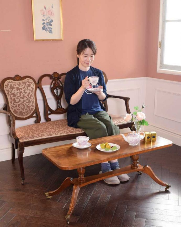 アンティークのテーブル アンティーク家具 イギリスで見つけたアンティーク家具、キャスター付きの美しいコーヒーテーブル(キャスター付き)。優雅な時間が過ごせる英国スタイルのコーヒーテーブルどんな場所に置いても美しいデザインでみんなを魅了する英国アンティーク。(k-2216-f)