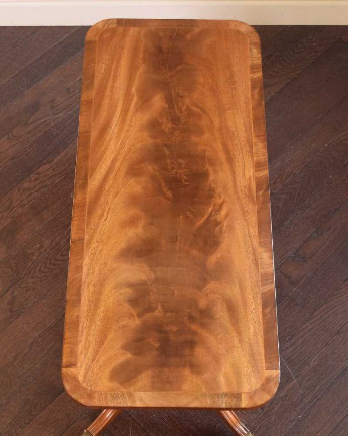 アンティークのテーブル アンティーク家具 イギリスで見つけたアンティーク家具、キャスター付きの美しいコーヒーテーブル(キャスター付き)。天板を上から見ると・・・コーヒーテーブルの天板は毎日使う場所だから専門の職人がしっかり修復しました。(k-2216-f)