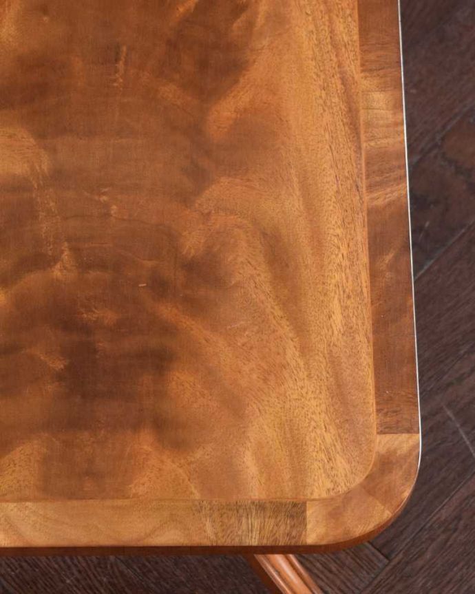 アンティークのテーブル アンティーク家具 イギリスで見つけたアンティーク家具、キャスター付きの美しいコーヒーテーブル(キャスター付き)。近づいて見てみると・・・アンティークはもちろん新品ではないので小さなキズや汚れはありますが、キレイにお直ししたので満足して頂ける自信があります!。(k-2216-f)