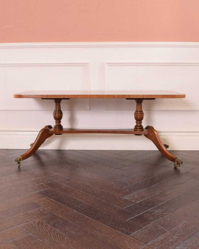 アンティークのテーブル アンティーク家具 イギリスで見つけたアンティーク家具、キャスター付きの美しいコーヒーテーブル(キャスター付き)。横から見た姿もステキ横から見るとこんな感じ。(k-2216-f)