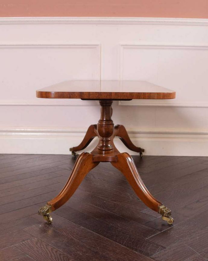 アンティークのテーブル アンティーク家具 イギリスで見つけたアンティーク家具、キャスター付きの美しいコーヒーテーブル(キャスター付き)。クルッと回転360度どこから見ても美しく仕上げてあるので、いろんな場所から見て楽しんで下さい。(k-2216-f)