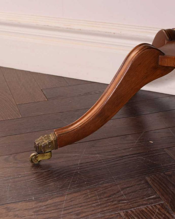 アンティークのテーブル アンティーク家具 イギリスで見つけたアンティーク家具、キャスター付きの美しいコーヒーテーブル(キャスター付き)。女性1人でラクラク運べちゃうんですキャスター付きの脚。(k-2216-f)