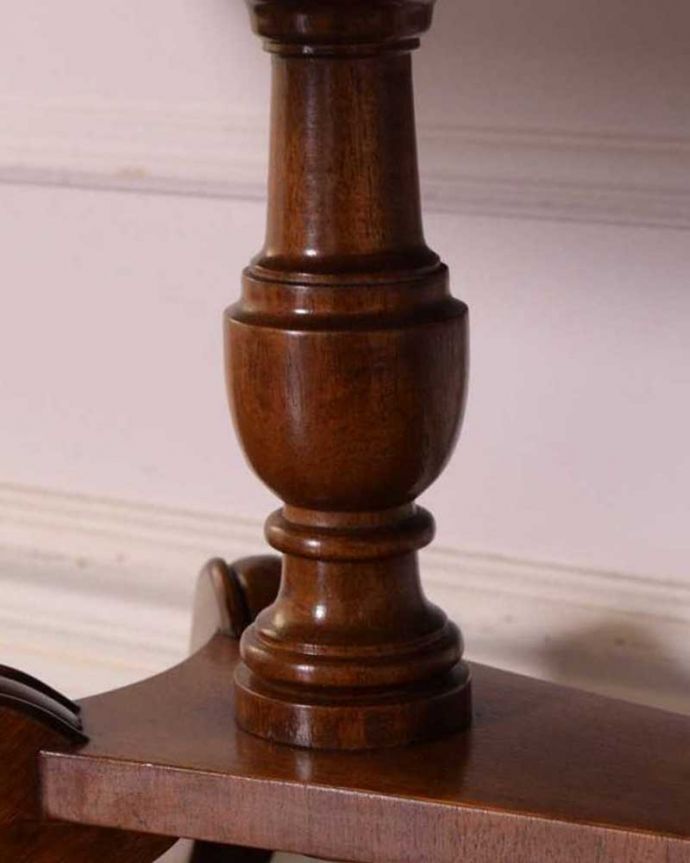 アンティークのテーブル アンティーク家具 イギリスで見つけたアンティーク家具、キャスター付きの美しいコーヒーテーブル(キャスター付き)。うっとりする美しさアンティークだから手に入る美しい彫。(k-2216-f)