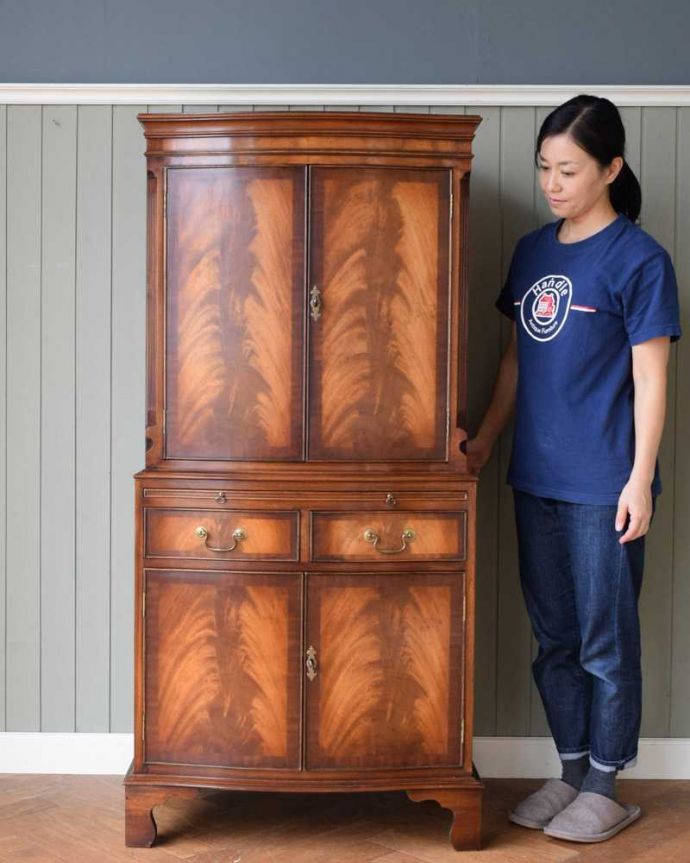 アンティークのキャビネット アンティーク家具 木目が美しい英国輸入のアンティーク家具、優雅なカップボードチェスト。英国アンティークらしい美しさが際立つ家具細々とした収納も出来ちゃう引き出し収納と扉の収納が両方付いたカップボードチェストはアンティーク家具ではめずらしい形。(k-2217-f)