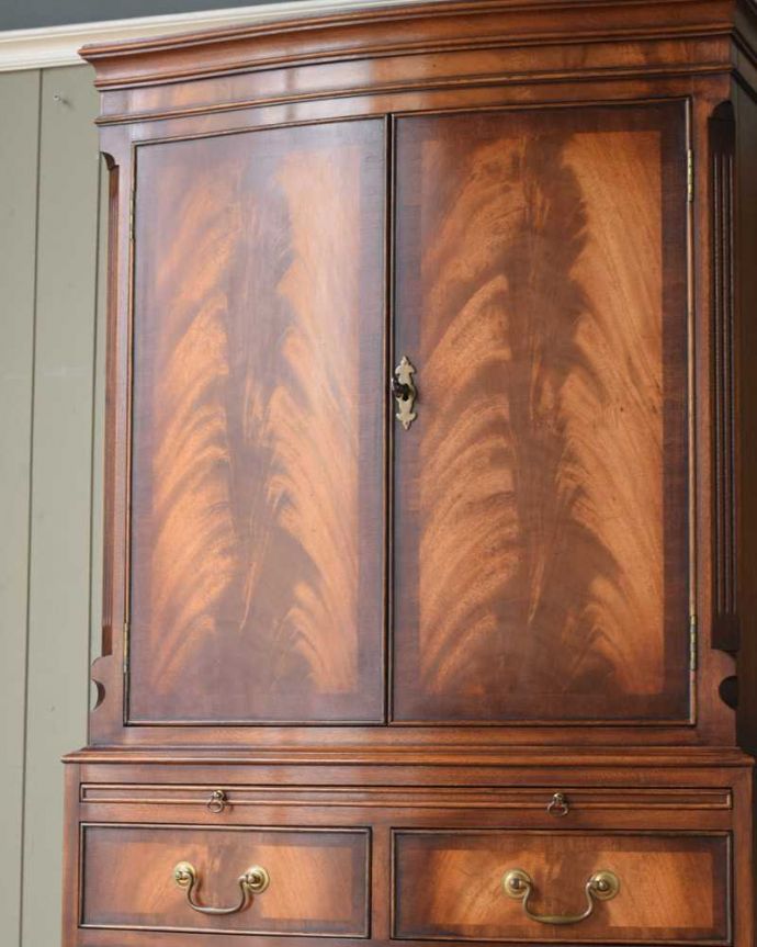 アンティークのキャビネット アンティーク家具 木目が美しい英国輸入のアンティーク家具、優雅なカップボードチェスト。木目だけの力でここまで美しい・・・アンティーク家具の一番の特長が木目だけで表現する家具の美しさ。(k-2217-f)