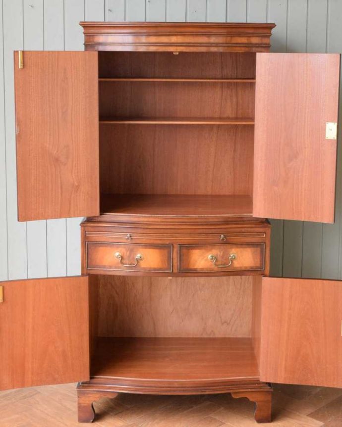 アンティークのキャビネット アンティーク家具 木目が美しい英国輸入のアンティーク家具、優雅なカップボードチェスト。扉を開けてみると・・・もともとカップボードとして使われていた家具。(k-2217-f)