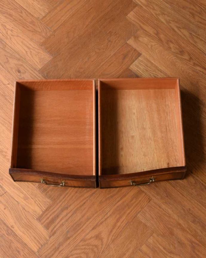 アンティークのキャビネット アンティーク家具 木目が美しい英国輸入のアンティーク家具、優雅なカップボードチェスト。キレイに修復したので、何を入れてもOK!もちろん引き出しの中も専門の職人が時間をかけてキレイに修復しました。(k-2217-f)