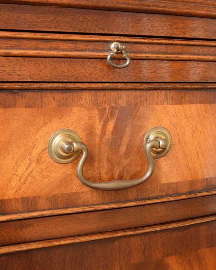 アンティークのキャビネット アンティーク家具 木目が美しい英国輸入のアンティーク家具、優雅なカップボードチェスト。アンティークらしいデザインの取っ手引き出しの開け閉めもスムーズにできます。(k-2217-f)