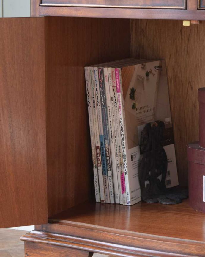 アンティークのキャビネット アンティーク家具 木目が美しい英国輸入のアンティーク家具、優雅なカップボードチェスト。扉の中は収納たっぷりA4サイズの雑誌までしっかり収納出来ちゃう大きさ。(k-2217-f)