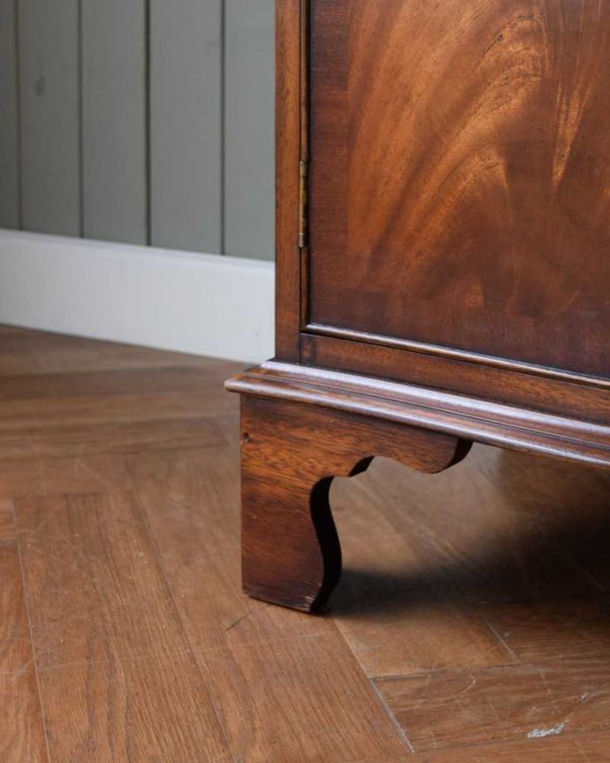 アンティークのキャビネット アンティーク家具 木目が美しい英国輸入のアンティーク家具、優雅なカップボードチェスト。女性1人でラクラク運べちゃうんですHandleのアンティークは、脚の裏にフェルトキーパーをお付けしています。(k-2217-f)