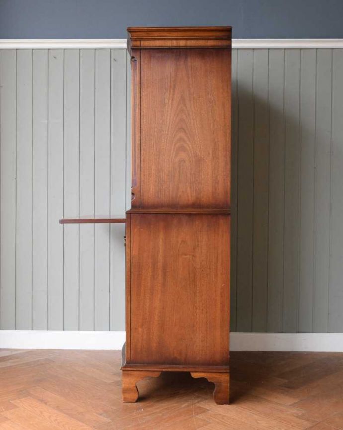 アンティークのキャビネット アンティーク家具 木目が美しい英国輸入のアンティーク家具、優雅なカップボードチェスト。横から見ても美しいですどこから見られてもいいようにしっかり修復しました。(k-2217-f)