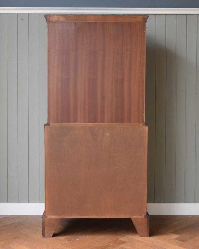 アンティークのキャビネット アンティーク家具 木目が美しい英国輸入のアンティーク家具、優雅なカップボードチェスト。しっかり修復した自慢の後ろ姿アンティークは新品ではないので、もちろん経年変化によるキズはありますが、専門の職人がキレイに修復したので後ろ姿までキレイです。(k-2217-f)