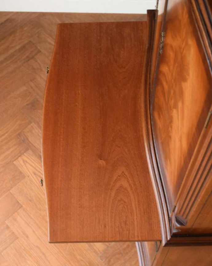 アンティークのキャビネット アンティーク家具 木目が美しい英国輸入のアンティーク家具、優雅なカップボードチェスト。便利に使える作業台付き引っ張り出すと、ちょっとモノを置いて使うのに便利なスライドトレイが出てきます。(k-2217-f)