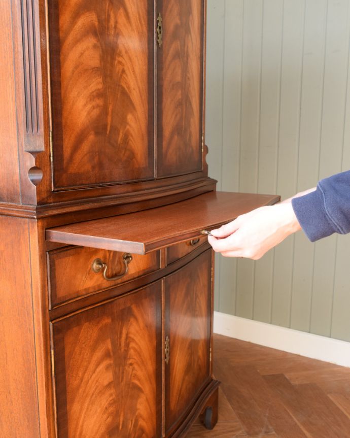 アンティークのキャビネット アンティーク家具 木目が美しい英国輸入のアンティーク家具、優雅なカップボードチェスト。便利に使える作業台付き引っ張り出すと便利に使えるスライドトレイが出てきます。(k-2217-f)