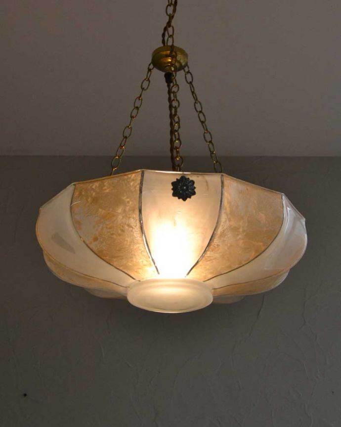 シャンデリア　照明・ライティング　ガラスが交互に入った美しいデザインのイギリス輸入のアンティークハンギングボウル（Ｅ26球付）。。(k-2217-z)