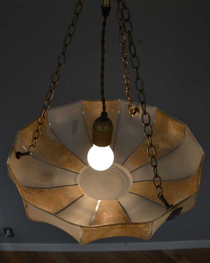 シャンデリア　照明・ライティング　ガラスが交互に入った美しいデザインのイギリス輸入のアンティークハンギングボウル（Ｅ26球付）。。(k-2217-z)