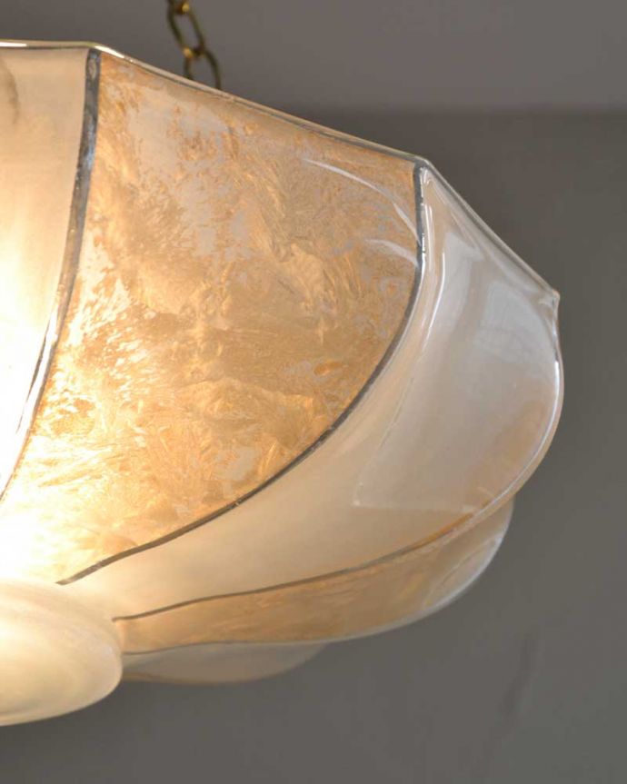 シャンデリア　照明・ライティング　ガラスが交互に入った美しいデザインのイギリス輸入のアンティークハンギングボウル（Ｅ26球付）。。(k-2217-z)