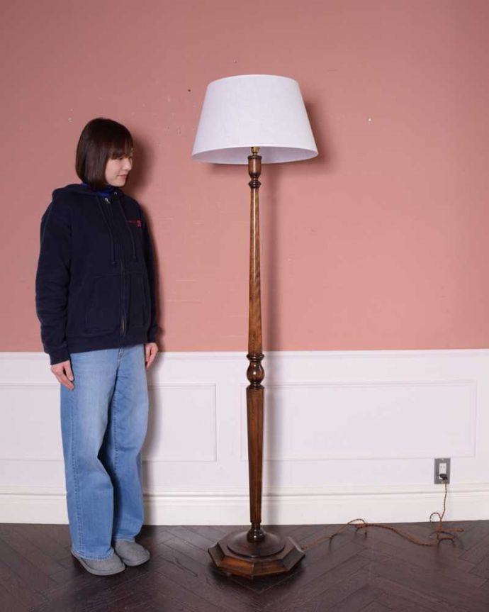 スタンドライト　照明・ライティング　英国輸入のキレイなアンティークフロアランプ（Ｂ22シャンデリア球付）。。(k-2218-f)