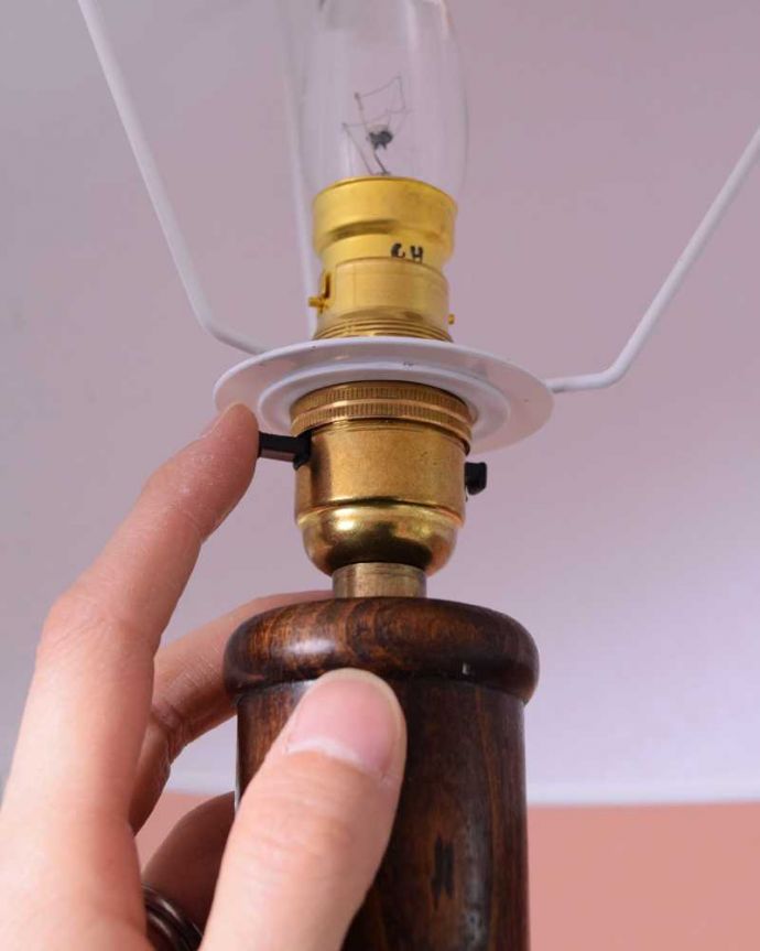 スタンドライト　照明・ライティング　英国輸入のキレイなアンティークフロアランプ（Ｂ22シャンデリア球付）。。(k-2218-f)