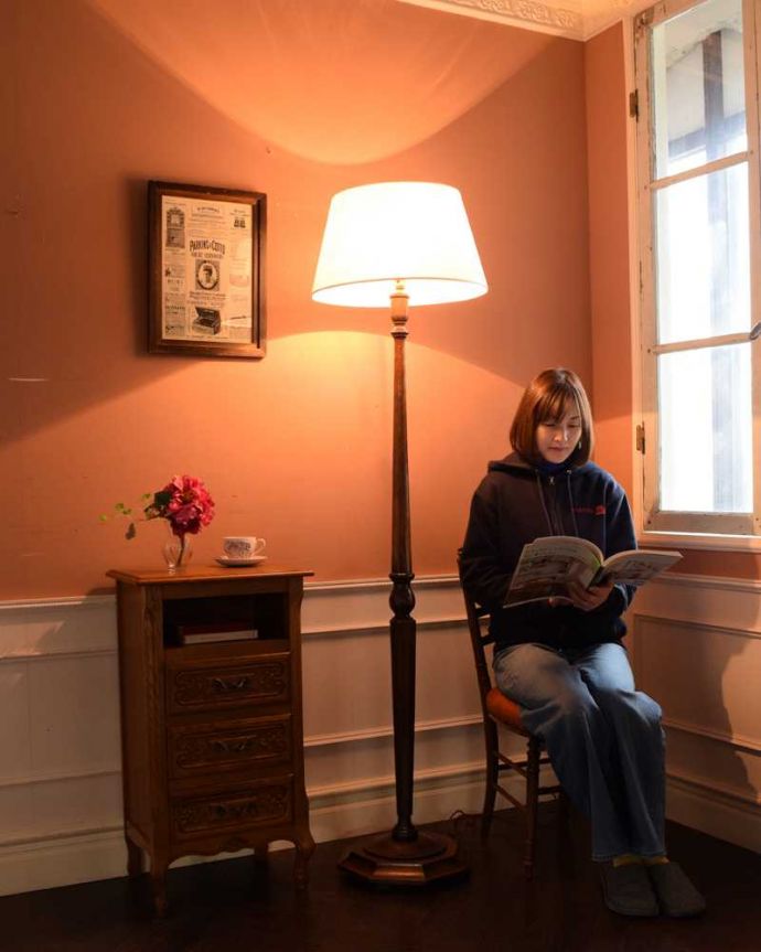 スタンドライト　照明・ライティング　英国輸入のキレイなアンティークフロアランプ（Ｂ22シャンデリア球付）。癒しの灯りで過ごす贅沢な時間リラックスした灯りで癒しの空間を作ってくれるフロアランプ。(k-2218-f)