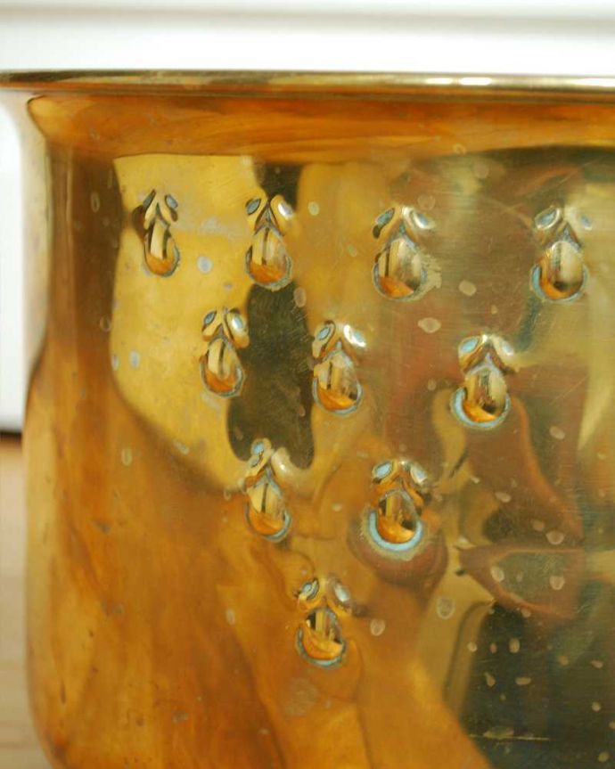 アンティーク 真鍮の雑貨　アンティーク雑貨　英国輸入のアンティーク真鍮製雑貨、ゴールドのプランター。落ち着いた輝きが大人の雰囲気真鍮製なので、使っていくごとに味わい深い色合いに変化していきます。(k-2218-z)