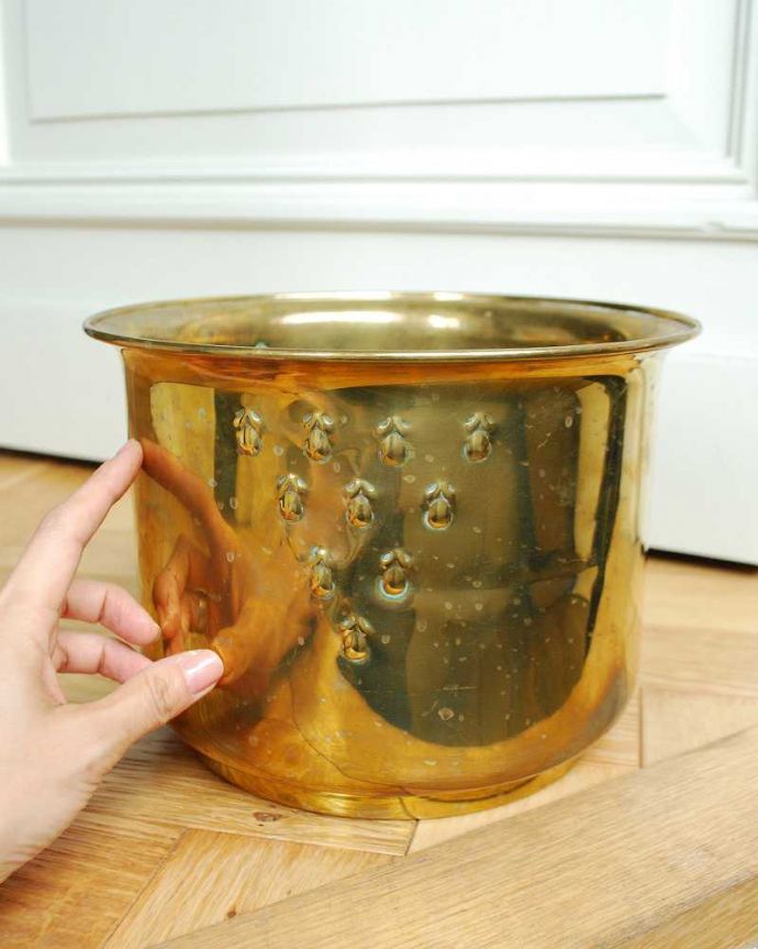 アンティーク 真鍮の雑貨　アンティーク雑貨　英国輸入のアンティーク真鍮製雑貨、ゴールドのプランター。大きさはこれくらいですコレクションしたくなるくらい、いろんなサイズのものがあります。(k-2218-z)