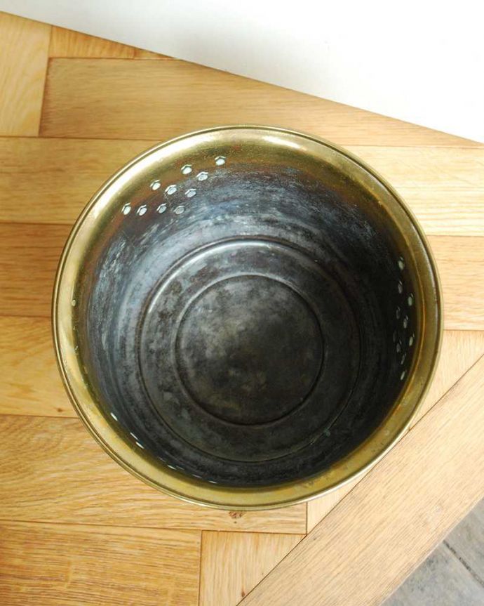 アンティーク 真鍮の雑貨　アンティーク雑貨　英国輸入のアンティーク真鍮製雑貨、ゴールドのプランター。上から見るとこんな感じですアンティークなので多少のキズ・汚れがある場合がありますが、使用上問題はありませんので、ご了承下さい。(k-2218-z)