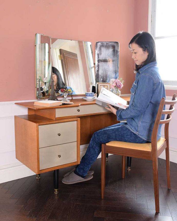 G-PLAN(Gプラン)　アンティーク家具　ビンテージの北欧家具、色合いもカッコイイG-planのドレッサー。2WAYで使える便利なドレッサー大きくて広々としている天板は、ドレッサーとして使うだけじゃなくてデスクとしても大活躍。(k-2219-f)