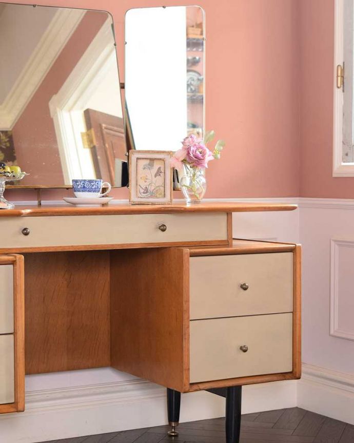 G-PLAN(Gプラン)　アンティーク家具　ビンテージの北欧家具、色合いもカッコイイG-planのドレッサー。ヴィンテージ家具らしいカッコよさやっぱり一番の魅力は、この時代に作られた独特の雰囲気。(k-2219-f)