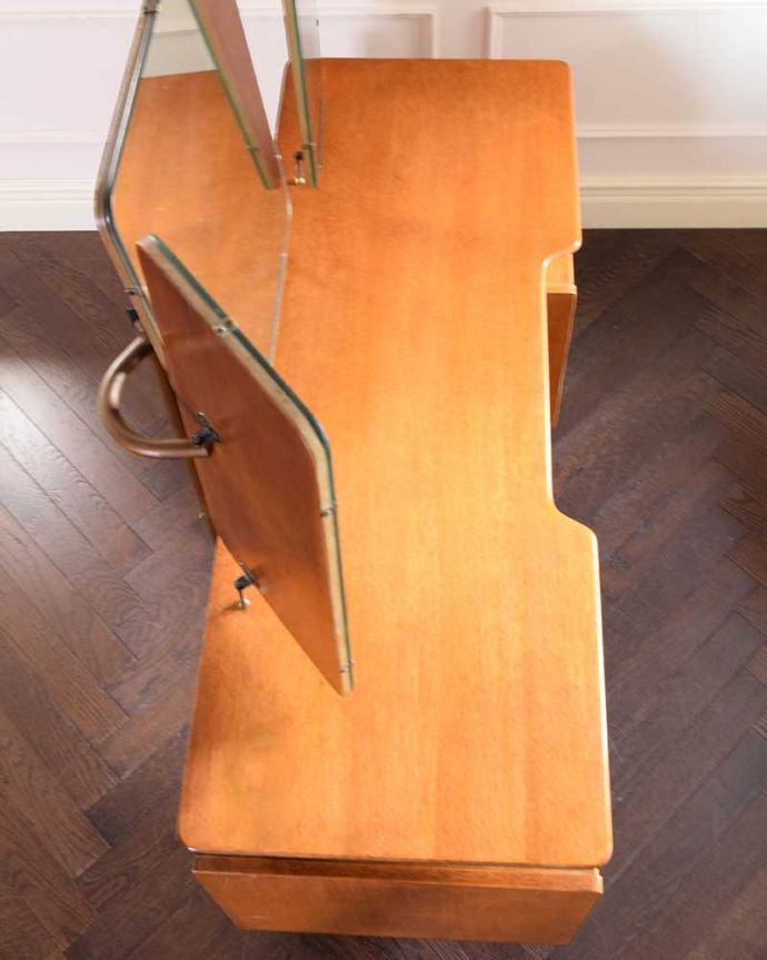 G-PLAN(Gプラン)　アンティーク家具　ビンテージの北欧家具、色合いもカッコイイG-planのドレッサー。デスクとしても使える広々天板広々とした天板の上はデスクとしても使えるように塗装もキレイに修復しました。(k-2219-f)