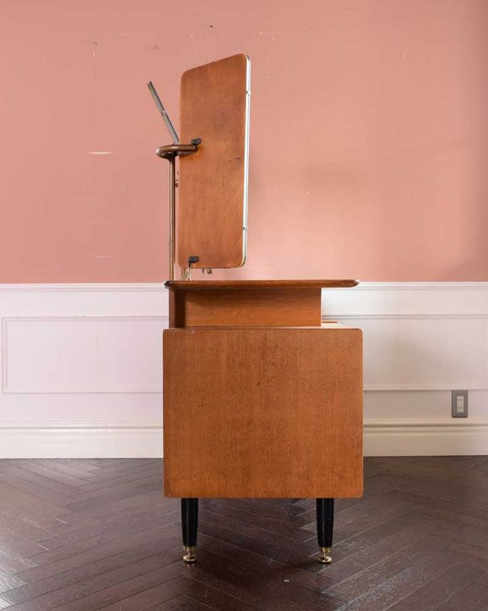 G-PLAN(Gプラン)　アンティーク家具　ビンテージの北欧家具、色合いもカッコイイG-planのドレッサー。横から見てもカッコいい北欧スタイルの家具は横から見てもクール。(k-2219-f)