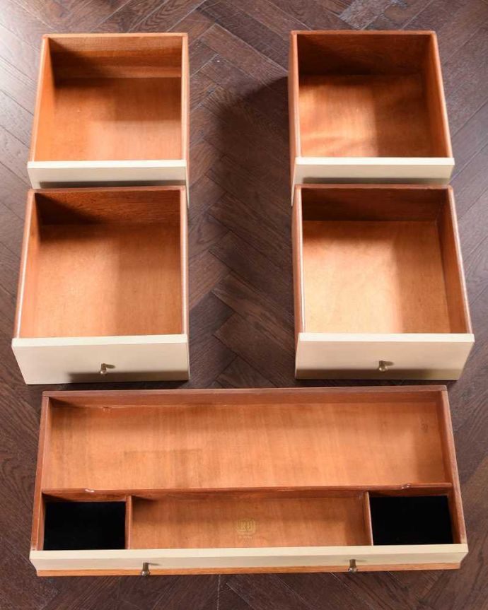 G-PLAN(Gプラン)　アンティーク家具　ビンテージの北欧家具、色合いもカッコイイG-planのドレッサー。引き出しの中もキレイに修復しました細々としたものを安心して収納していただけるよう引き出しの中もキレイにお直ししてあります。(k-2219-f)