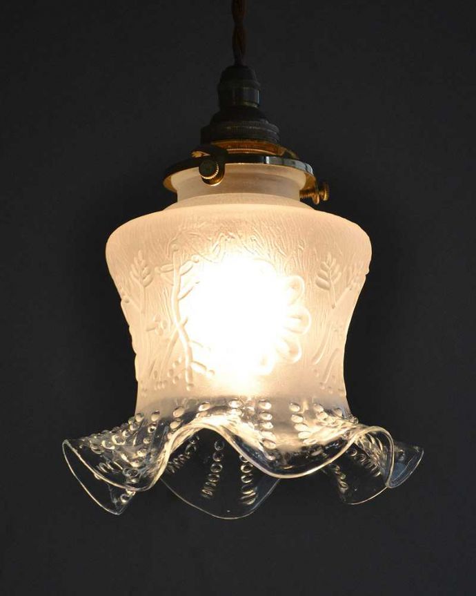 ペンダントライト　照明・ライティング　お花の彫り、英国のガラスのアンティークペンダントライト（コード・シャンデリア電球・ギャラリーA付き）。。(k-2219-z)
