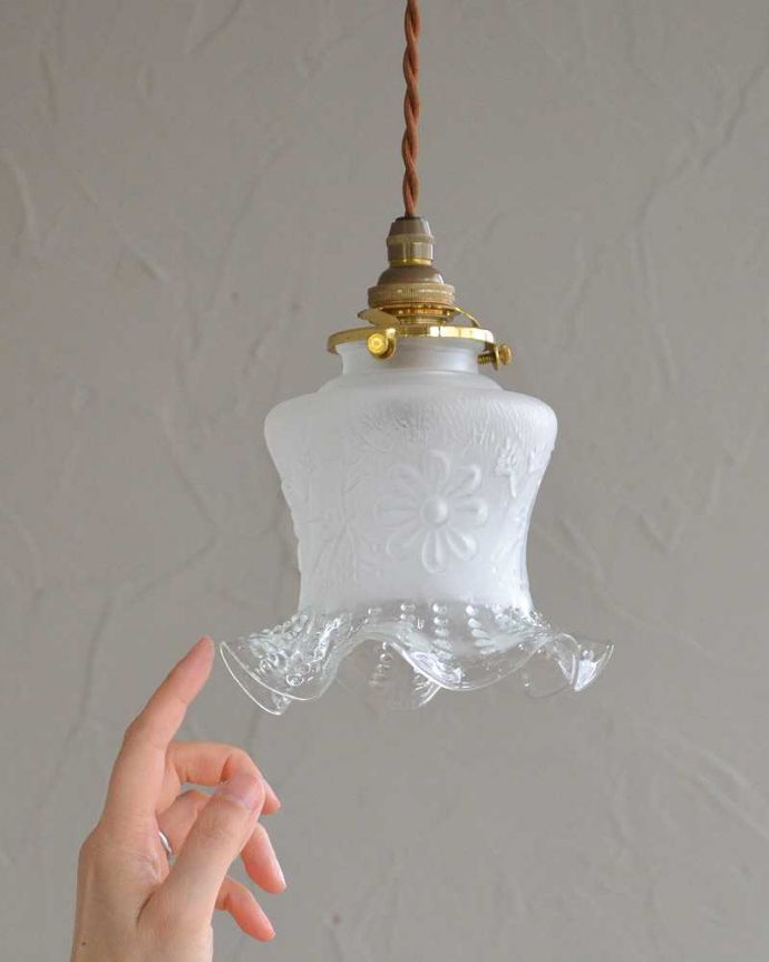 ペンダントライト　照明・ライティング　お花の彫り、英国のガラスのアンティークペンダントライト（コード・シャンデリア電球・ギャラリーA付き）。。(k-2219-z)
