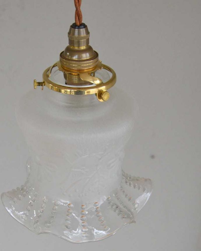 ペンダントライト　照明・ライティング　お花の彫り、英国のガラスのアンティークペンダントライト（コード・シャンデリア電球・ギャラリーA付き）。。(k-2219-z)