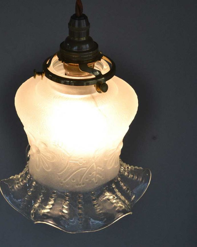 ペンダントライト　照明・ライティング　お花の彫り、英国のガラスのアンティークペンダントライト（コード・シャンデリア電球・ギャラリーA付き）。。(k-2219-z)