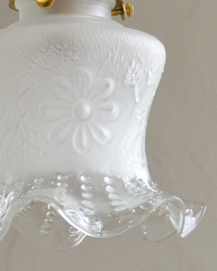 ペンダントライト　照明・ライティング　お花の彫り、英国のガラスのアンティークペンダントライト（コード・シャンデリア電球・ギャラリーA付き）。。(k-2219-z)