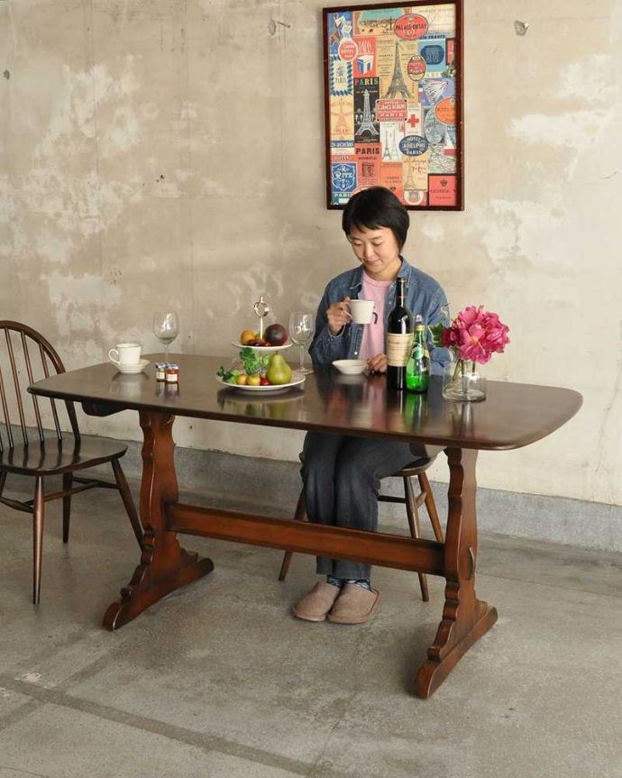 アーコールの家具　アンティーク家具　アーコール社のダイニングテーブル、ミッションタイプの脚がアクセントのヴィンテージ家具。スマートなデザインが人気のヴィンテージテーブルシンプルなデザインだから、どんなインテリアにも似合っちゃう所が人気のヒミツ。(k-2220-f)