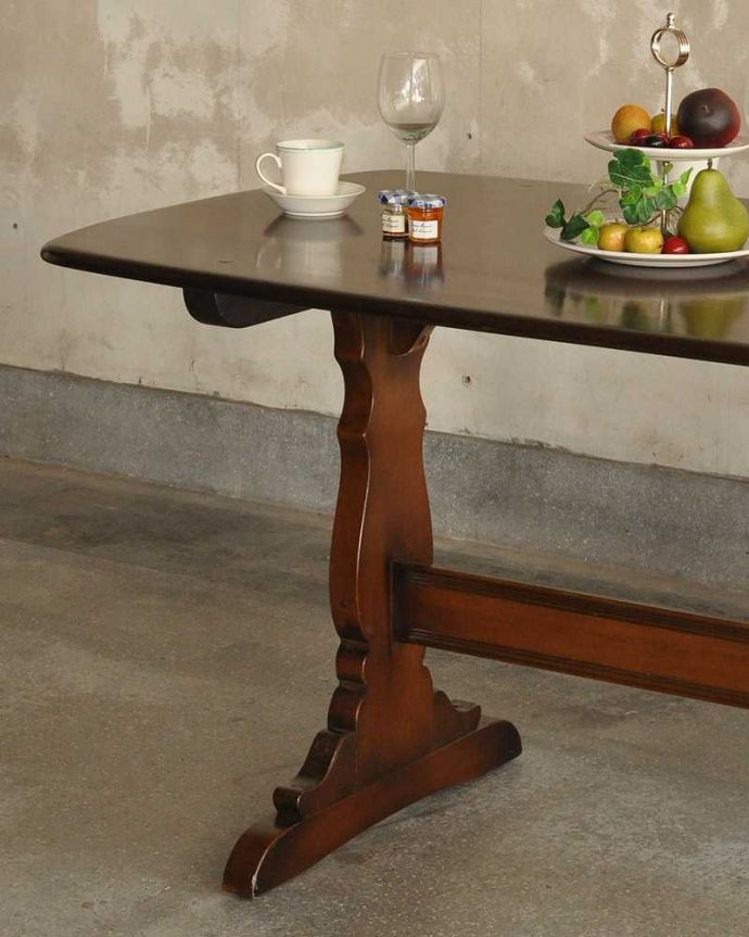 アーコールの家具　アンティーク家具　アーコール社のダイニングテーブル、ミッションタイプの脚がアクセントのヴィンテージ家具。スッキリとカッコイイ脚ヴィンテージの家具は一見クールな表情。(k-2220-f)