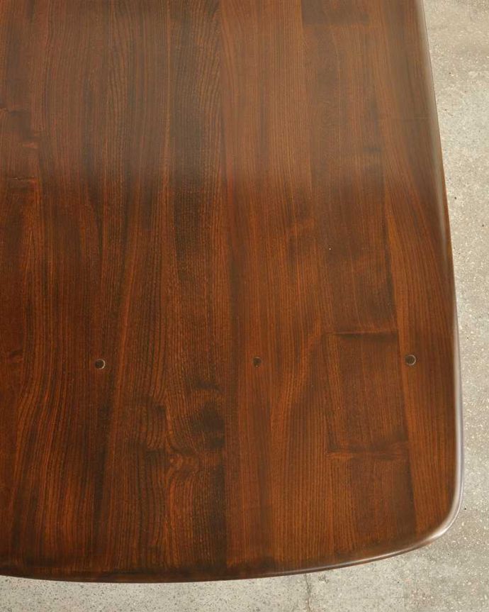 アーコールの家具　アンティーク家具　アーコール社のダイニングテーブル、ミッションタイプの脚がアクセントのヴィンテージ家具。近づいてみるとこんな感じです。(k-2220-f)