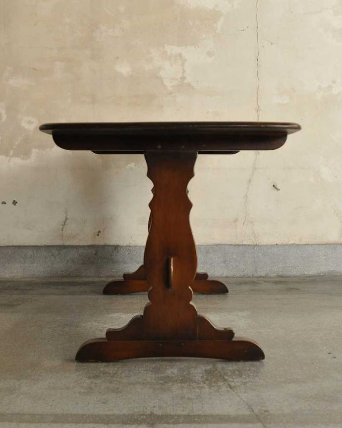 アーコールの家具　アンティーク家具　アーコール社のダイニングテーブル、ミッションタイプの脚がアクセントのヴィンテージ家具。真横から見ると･･･サイドから見てみると、こんな感じで美しいです。(k-2220-f)