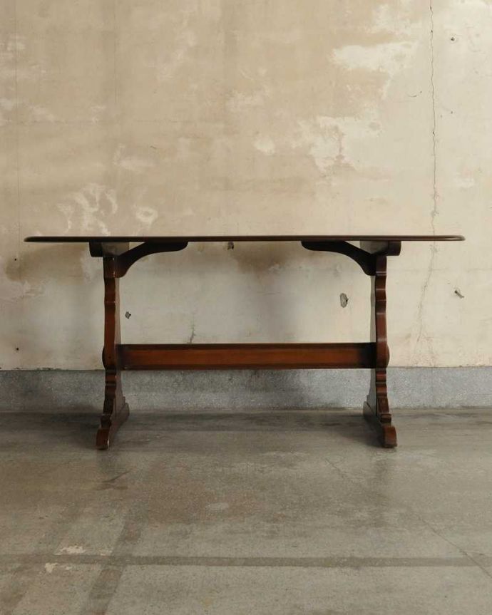 アーコールの家具　アンティーク家具　アーコール社のダイニングテーブル、ミッションタイプの脚がアクセントのヴィンテージ家具。クルッと回転。(k-2220-f)