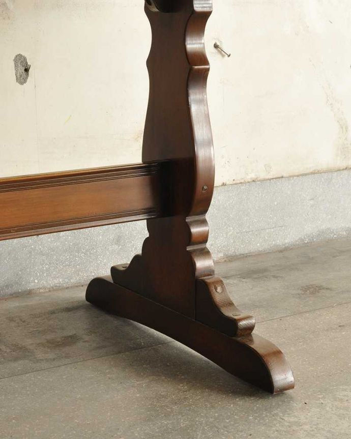 アーコールの家具　アンティーク家具　アーコール社のダイニングテーブル、ミッションタイプの脚がアクセントのヴィンテージ家具。持ち上げなくても移動できます！Handleのアンティークは、脚の裏にフェルトキーパーをお付けしていますので、床を滑らせてれば女性1人でも移動が簡単です。(k-2220-f)