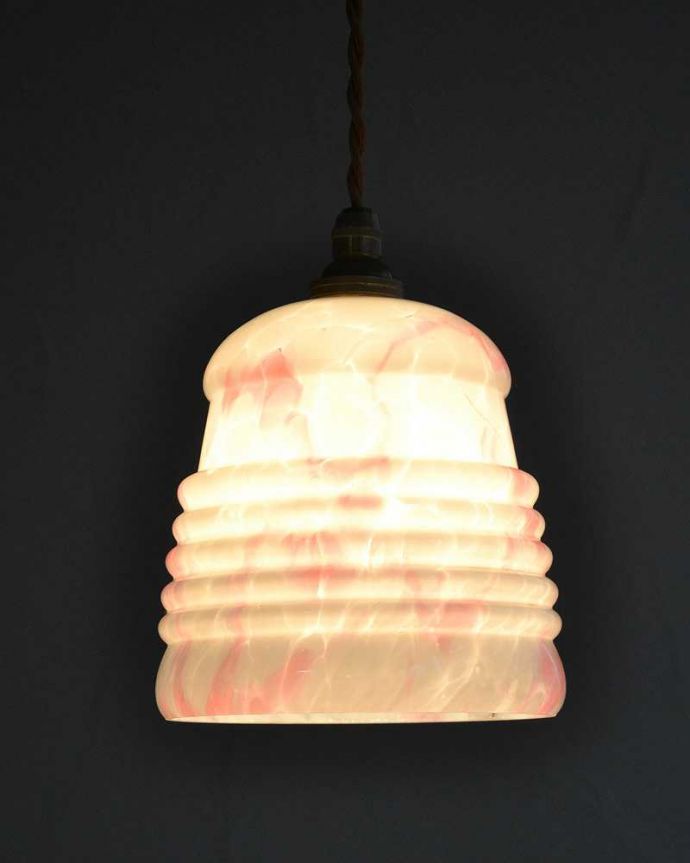 ペンダントライト　照明・ライティング　桜色のマーブル模様が入ったアンティークのペンダントライト（コード・シャンデリア電球・ギャラリーなし）。。(k-2220-z)