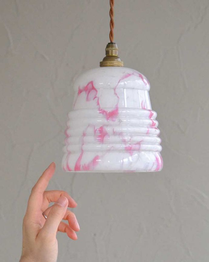 ペンダントライト　照明・ライティング　桜色のマーブル模様が入ったアンティークのペンダントライト（コード・シャンデリア電球・ギャラリーなし）。。(k-2220-z)